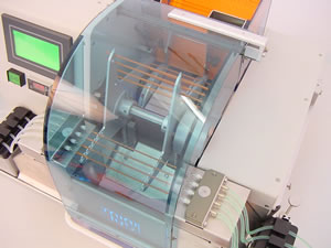 ボトル内の精液残量によって自動切りかえ（左：4本分注、右：1本分注）。
