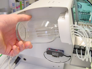 ボトル内の精液残量によって自動切りかえ（左：4本分注、右：1本分注）。